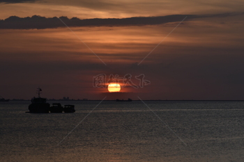 漁船載著夕陽
