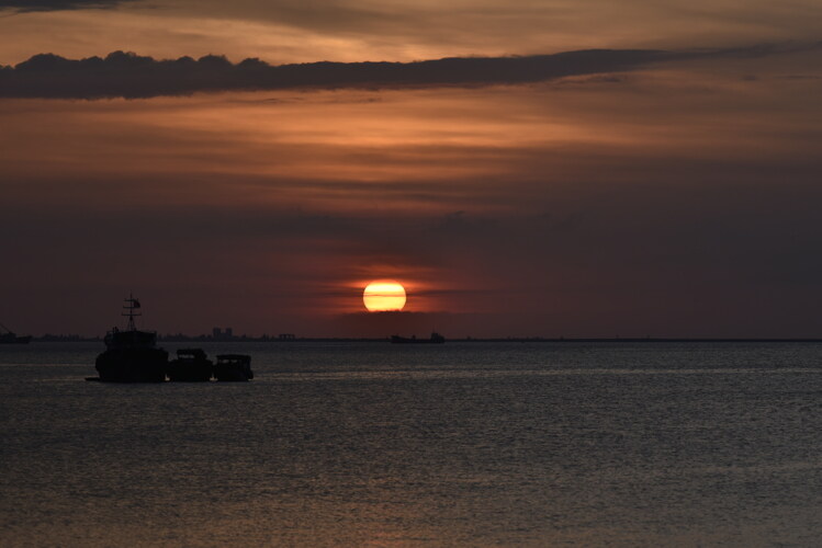 渔船载着夕阳